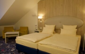 Komfortable Zimmer Alle Gästezimmer erreichen Sie bequem mit dem Aufzug und profitieren dabei von Details wie Minibar, Kabel-TV und komfortablen Betten für einen erholsamen Schlaf.