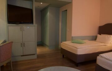 Viele Extras Durch kostenfreies WLAN, Selbstwahltelefon und ein stilvolles Bad mit Föhn und Kosmetikspiegel bieten wir Ihnen den Komfort, den Sie von einem zweiten Zuhause erwarten.